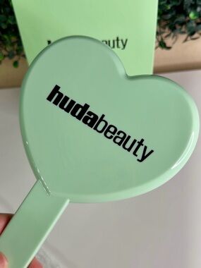 Huda Beauty Heart-Shaped
Handheld Mirror Mint Green (Limited Edition) New